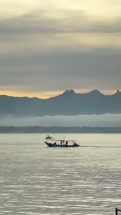 story wa // menikmati indahnya suasana laut di sore hari