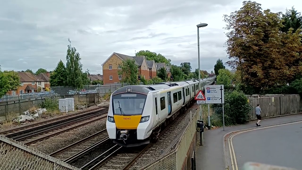 Thameslink class 700143 with amazing 9 tone horn at Horley 22/08/2022