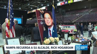 Miles de personas se reúnen para honrar la vida del alcalde de Nampa, Rick Hogaboam