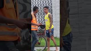 encarando estranho na rua