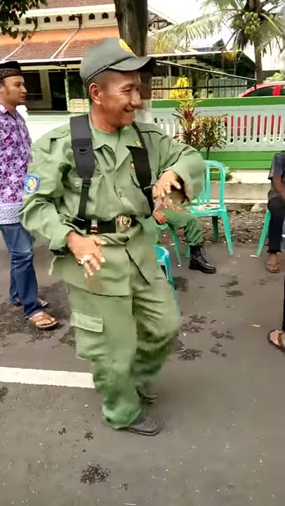 Hansip bergoyang