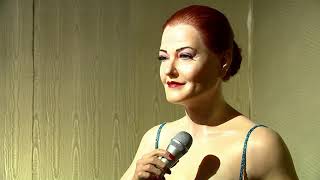 Candan Erteçi̇n Ve Nurgül Yeşi̇lçayin Bal Mumu Heykeli̇ni̇ Yaptilar