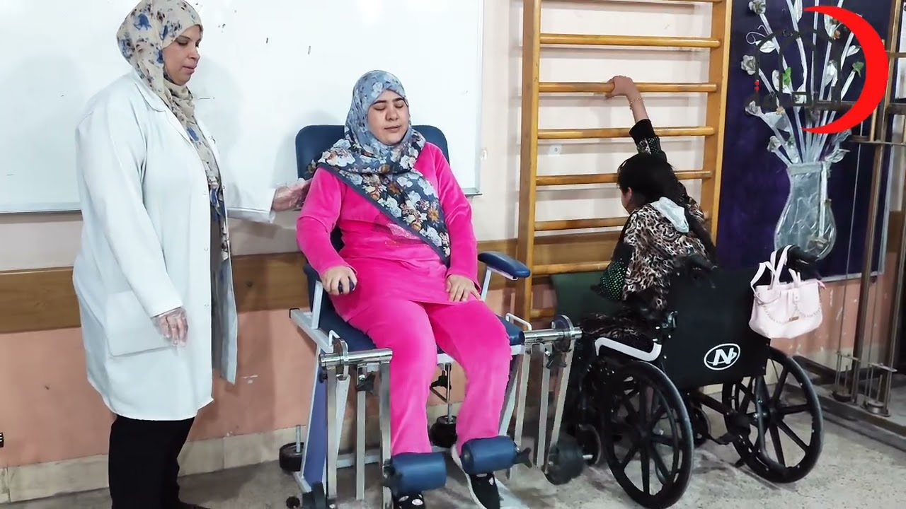 مستشفى ابن القف يواصل تأهيل احدى مريضاته والمصابة بشلل الاطراف الاربعة الغير كامل