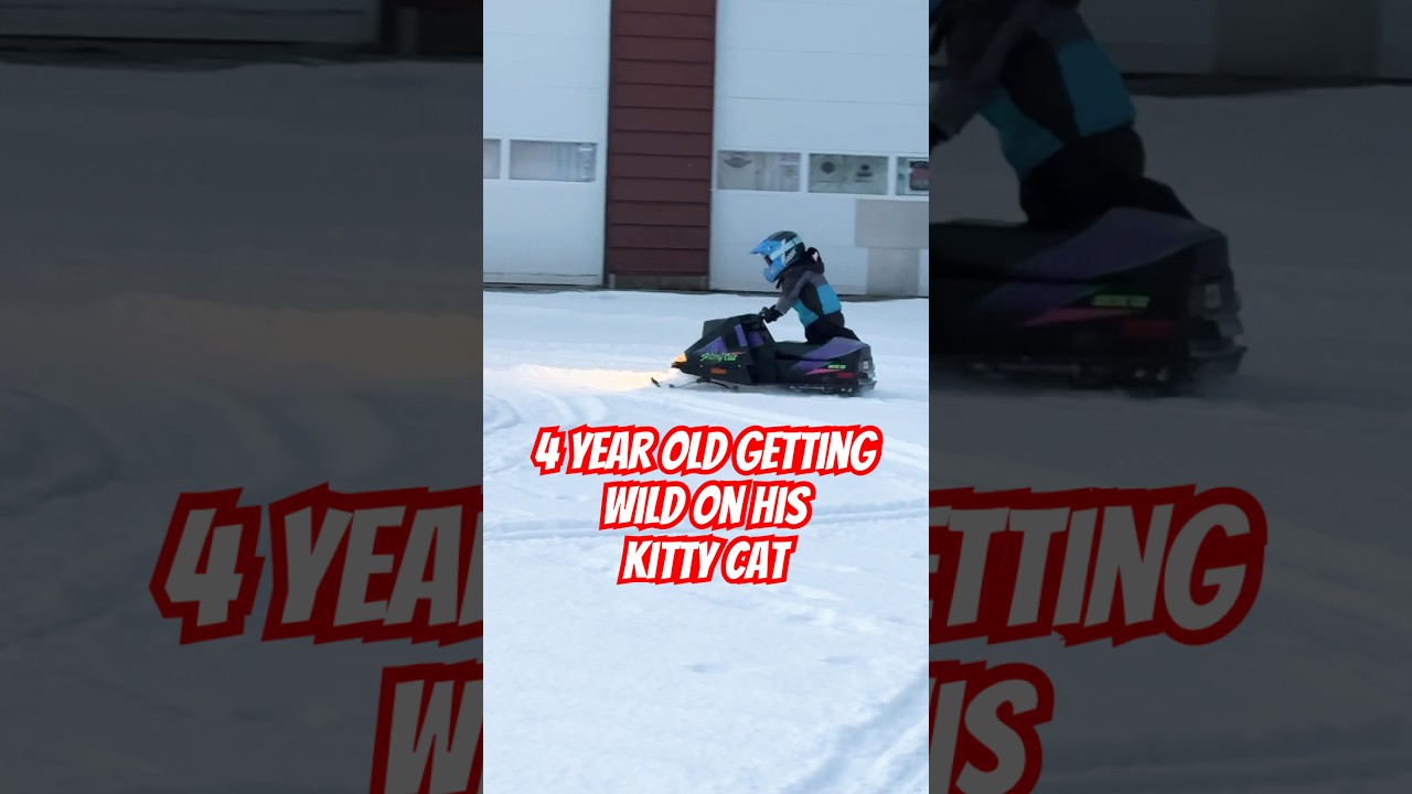 4-летний ребенок выполняет трюки на снегоходе! 