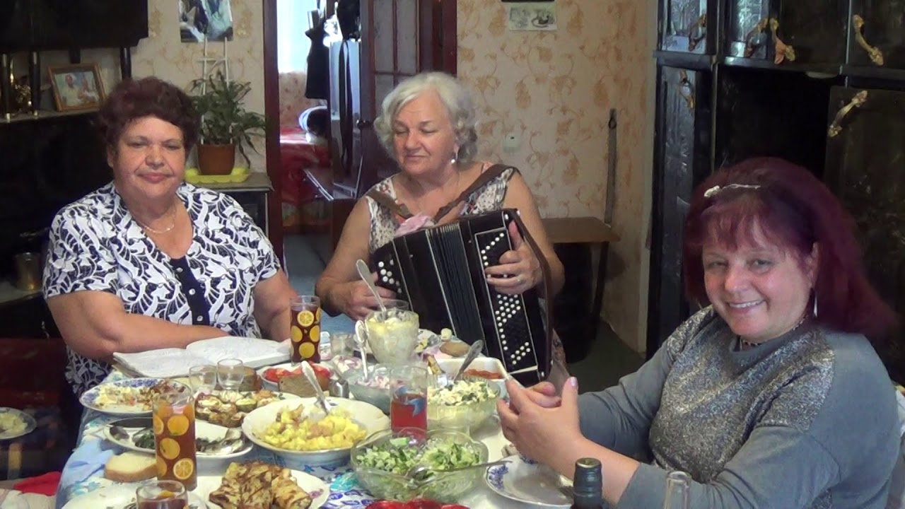 Подруги Люда и Валя - Когда - то песни матери нам пели - YouTube