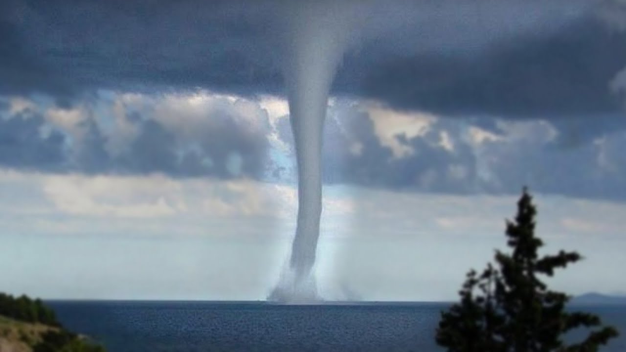 Водяной смерч в Сочи вышел на сушу. Смерч разрушил кафе "Нептун" - YouTube