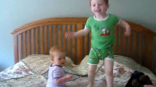 2 Little Monkeys Jumping on the Bed!.AVI