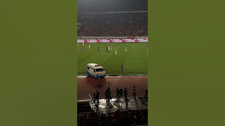 semoga baik2 saja. ambulance masuk lapangan GBK evakuasi pemain Filipina