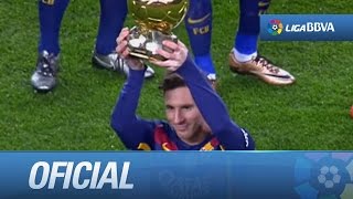 Leo Messi mostrando su quinto Balón de Oro a la afición