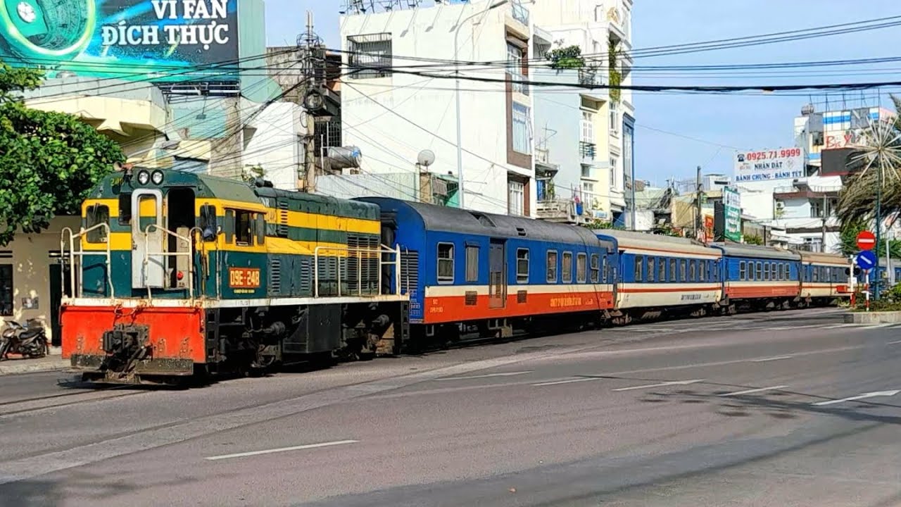 [562] D9E-248 kéo tàu SE29 tăng tốc qua Chắn Nguyễn Tất Thành (15h32-20 ...