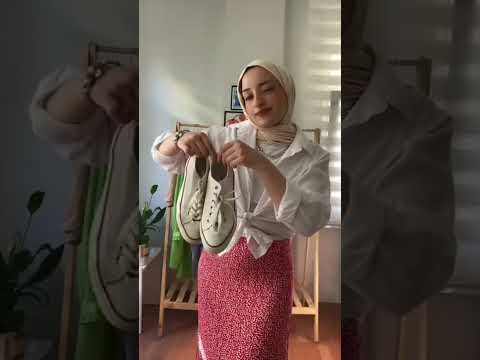 تنسيق القميص الأبيض مع التنورة الحمراء