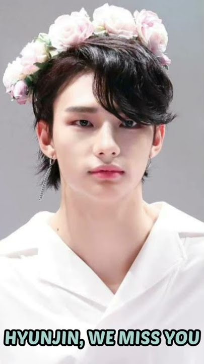 Stray Kids doing a vlive without Hyunjin :(
