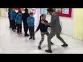 Турецкий учитель танцует с каждым учеником перед уроком математики