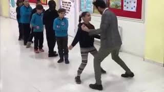 Турецкий учитель танцует с каждым учеником перед уроком математики