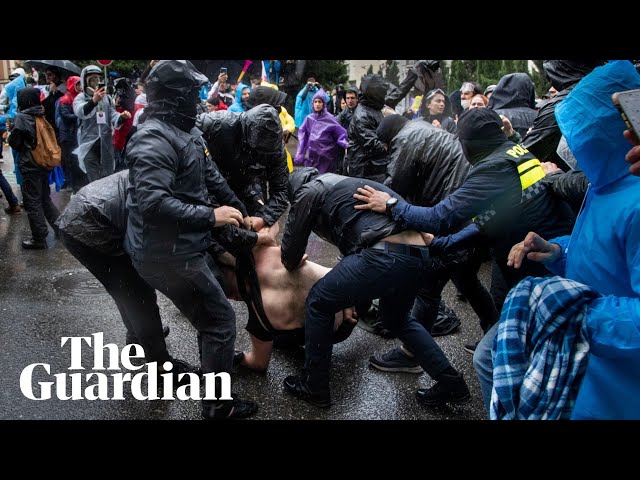 Georgia: clashes break out between police and protesters over 'foreign agents' bill class=