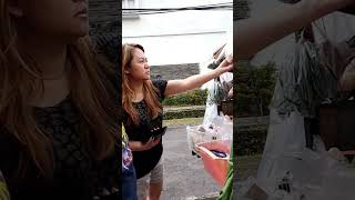 satu rasa cinta _ibu ibu yang sedang belanja sayuran satu rasa cinta _ibu ibu yang sedang belanja sayuran