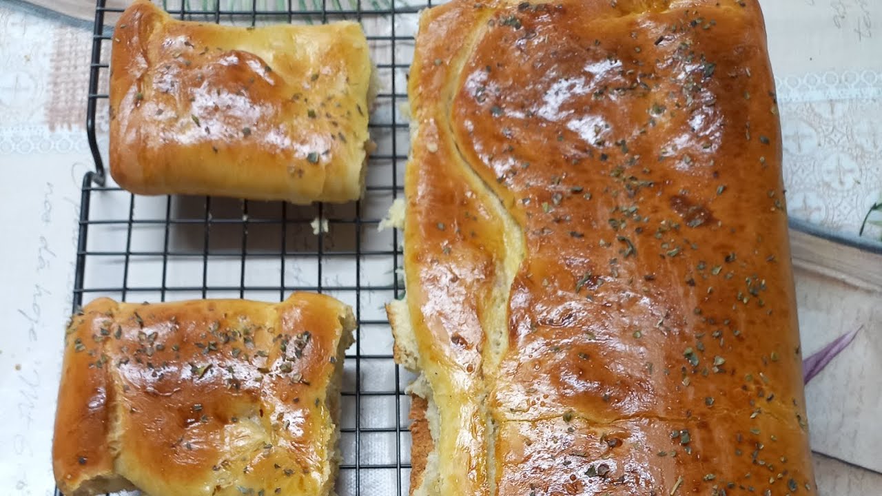 Pão  recheado  de presunto e  queijo .
