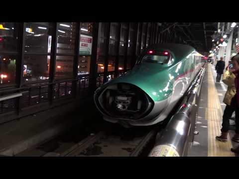 連結器のカウルを開口させて盛岡駅で秋田新幹線こまちの到着を待つ東北新幹線上りE5系はやぶさと連結シーンを見るために集まった観衆のみなさん