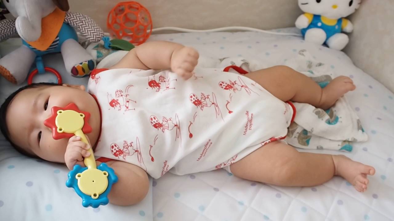 握ると音が出るおもちゃで遊ぶ生後3ヶ月の赤ちゃん Youtube