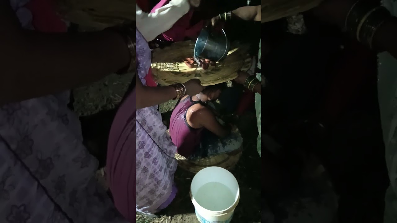 Dekho dulha ko para mein Pani dalkar nahla raha hai