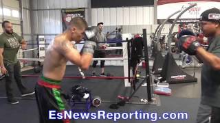 Robert Garcia working mitts - EsNews Boxing