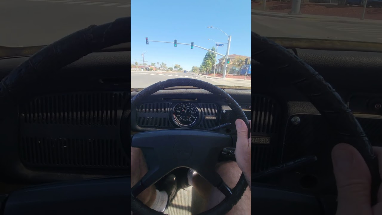 Каково это — водить VW Bug 1973 года по дороге 🚗💨 | Плавный и тихий ход с воздушным охлаждением