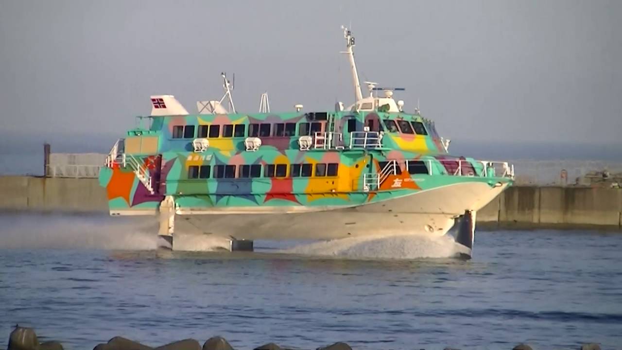 伊豆大島からの高速ジェット船が熱海港入港前に右に大きく高速旋回！