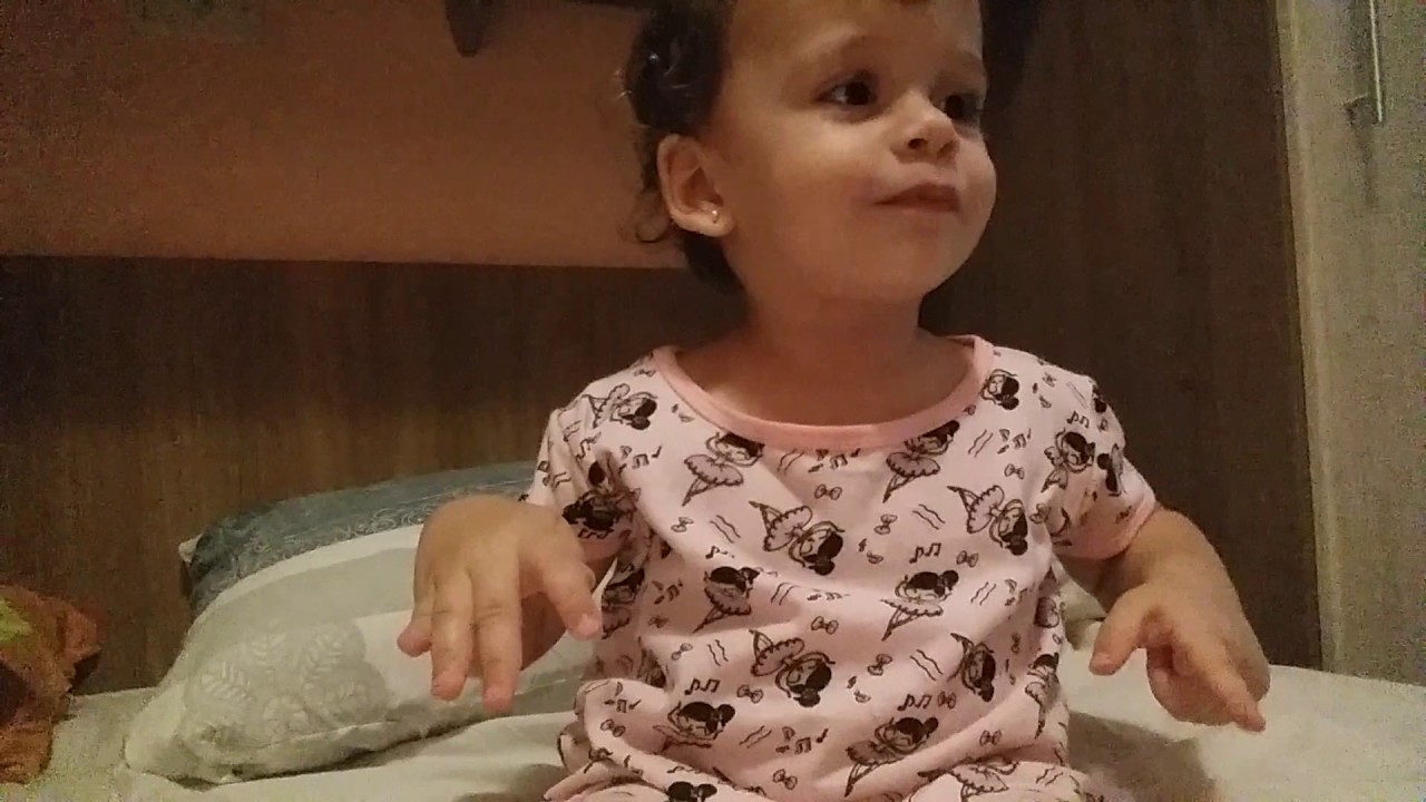 Passando creme nas pernas