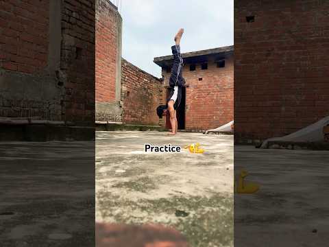 Struggle 😎 #mehnat #shorts #gym #gymmotivation #handstand #youtubeshorts