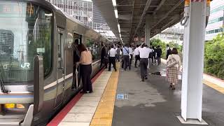 223系新快速西明石行き新大阪駅到着発車。