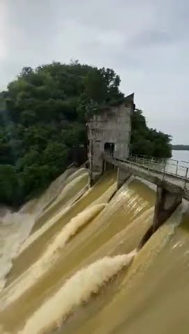 over load waduk Klampis Sampang Madura. hari ini 12 Maret 2024