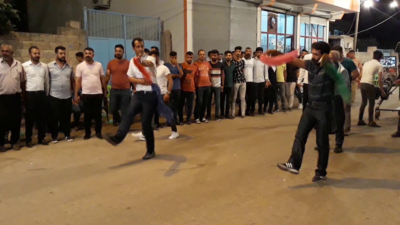 Akbudak köyü  Çavuşoğlu Abdullah çeliğin düğünü ful coşku eski oyunculardan mamo ve micey coşuyorlar