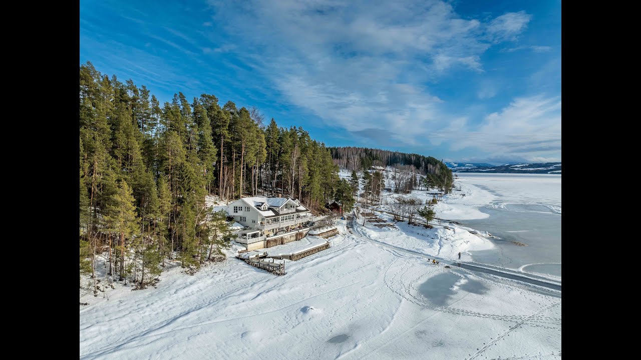 Gåtur over Mjøsisen // Walk across a frozen lake