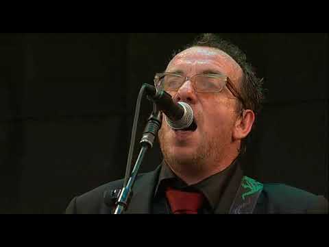 Elvis Costello - Oliver's Army (Glasto 2005)