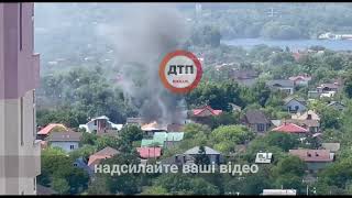 Серйозна пожежа двох житлових будинків в Києві на осокорках на вулиці центральній