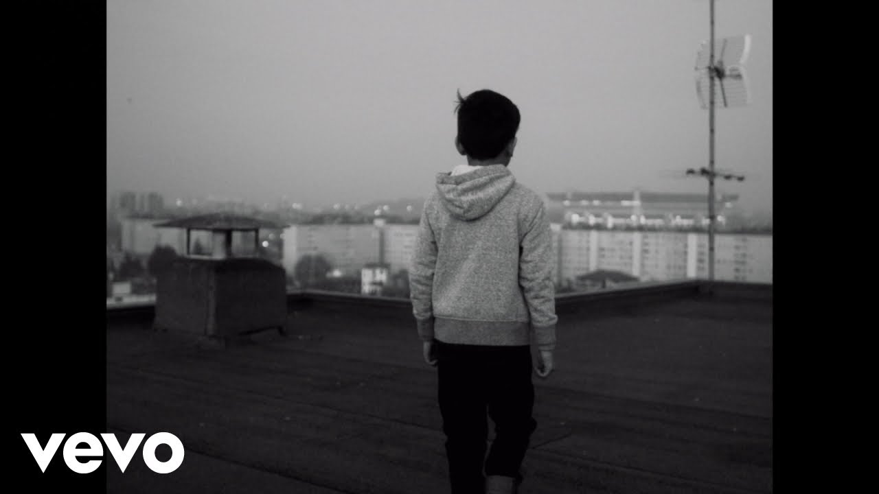 Смотреть «Marracash - BODY PARTS - I denti» на YouTube Смотреть «Marracash - BODY PARTS - I denti» на YouTube