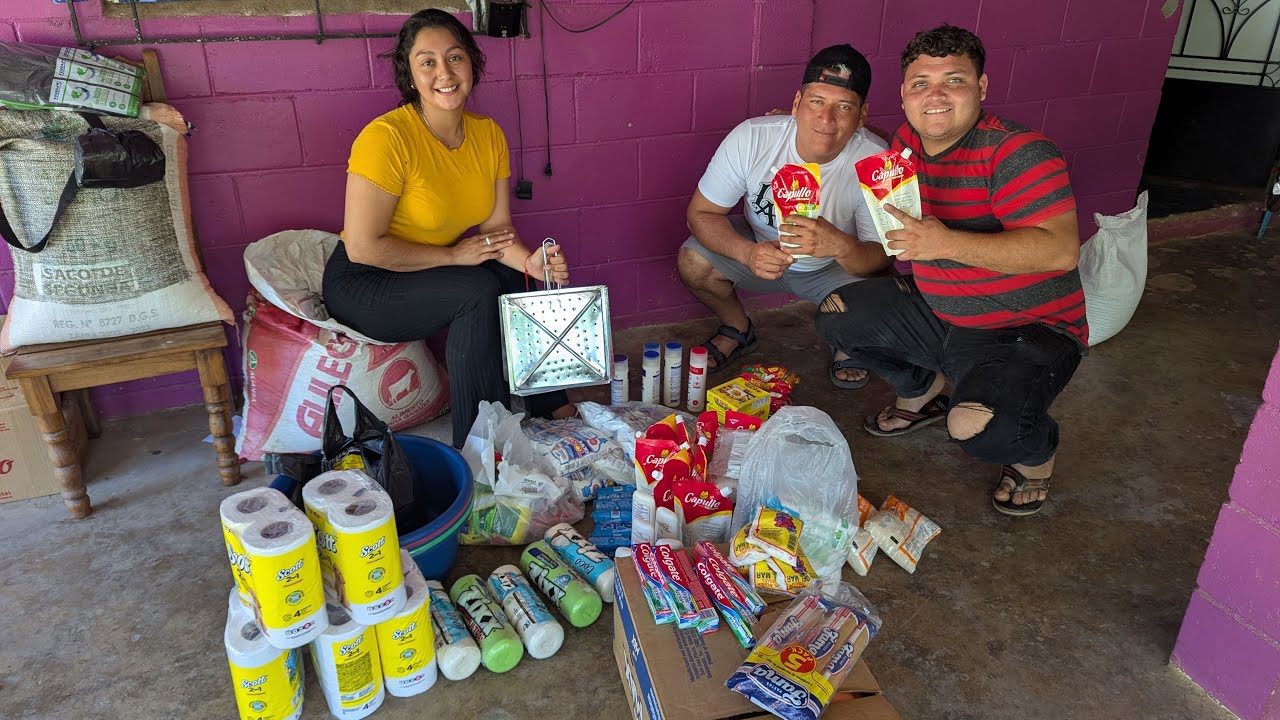 Haciendo canastas para regalar.