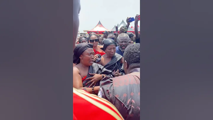 Daddy Lumba's wife “Mrs. Akosua Serwaa” arrives in tears 😢