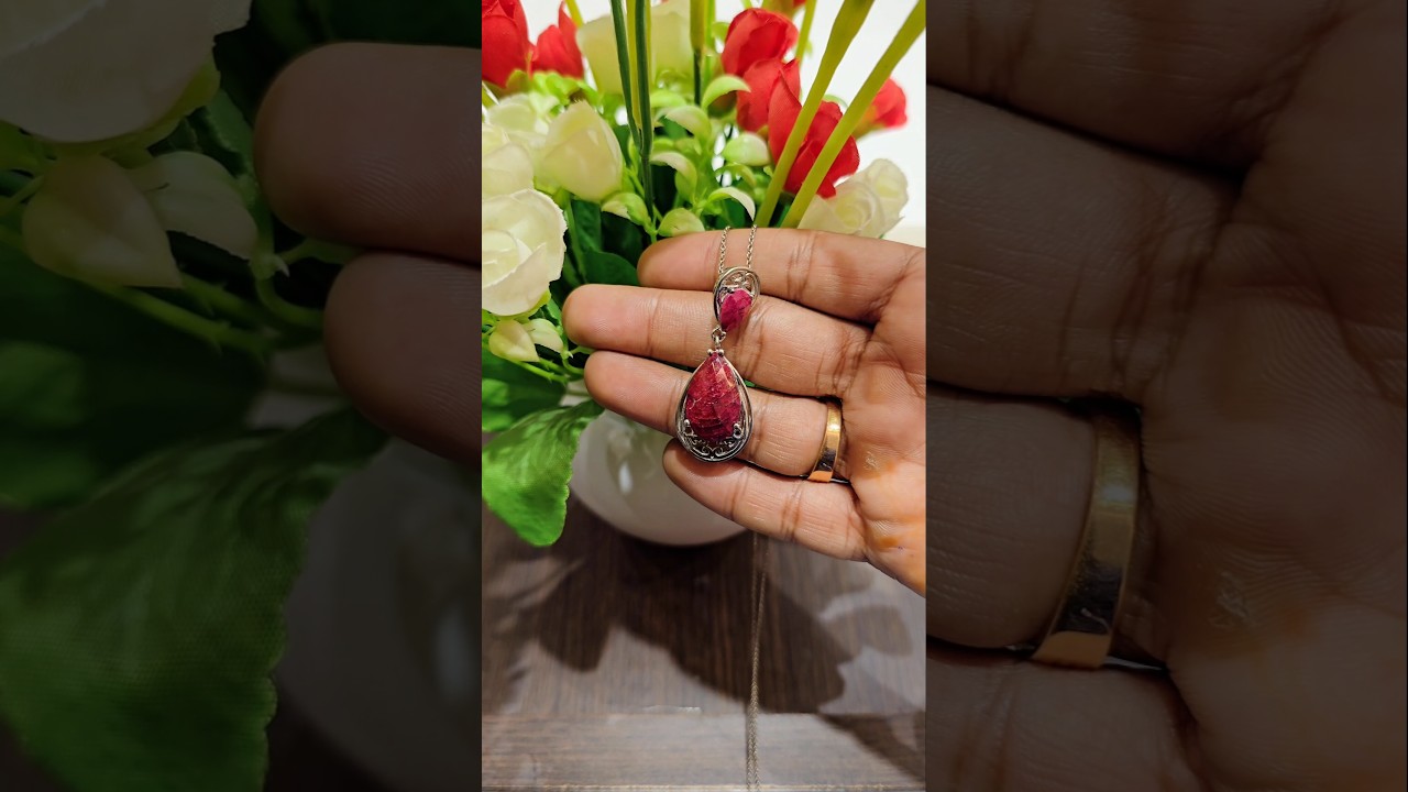 Sterling silver pendant and chain, 925 purity.