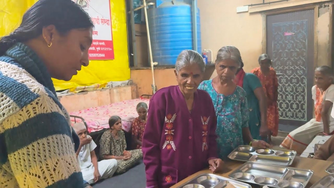 सर्व आजींसाठी केले  पुरणपोळीचे जेवण