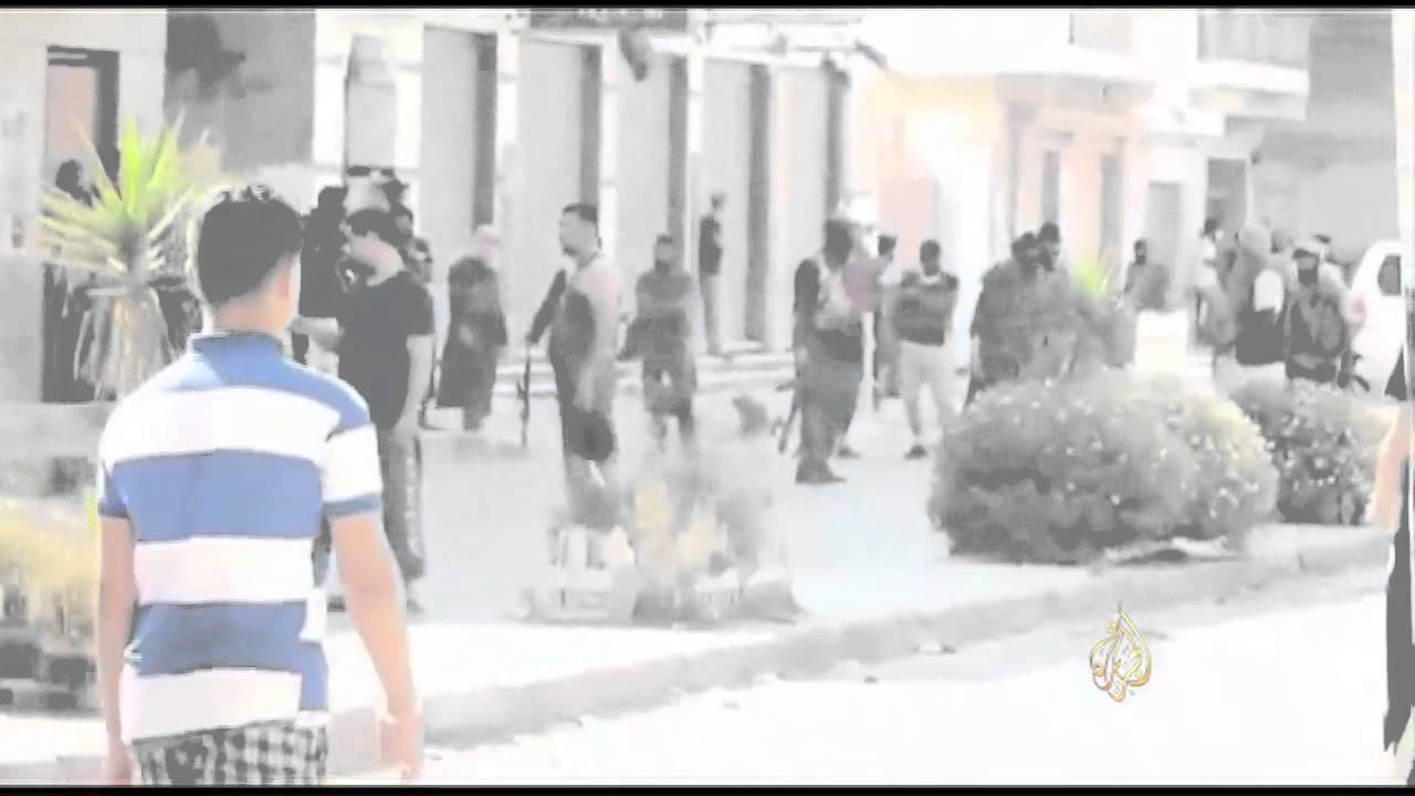 عناصر من تنظيم الدولة يطلقون الرصاص لتفريق تجمع احتجاجى مناهض لهم بمدينة درنة شمال شرق ليبيا