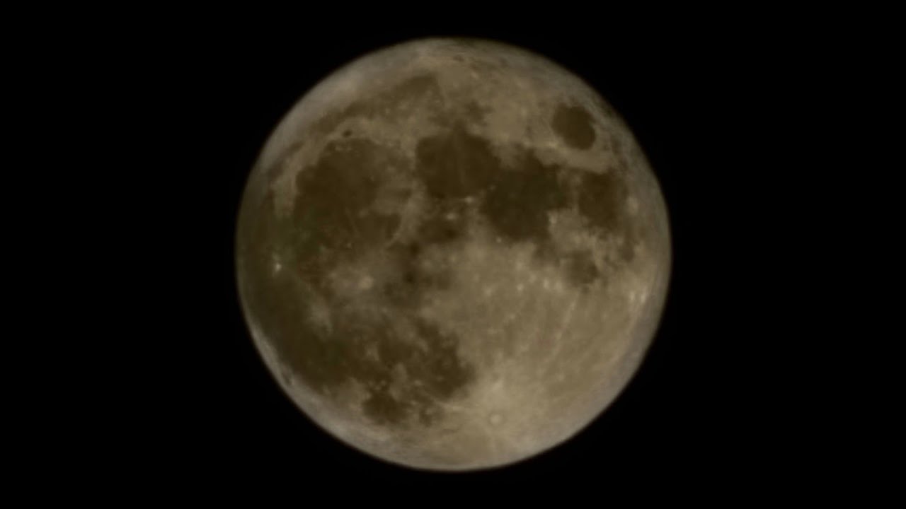 Photo shooting the Moon with Mobile Phone in Mid-Autumn Festival 🌕🥮