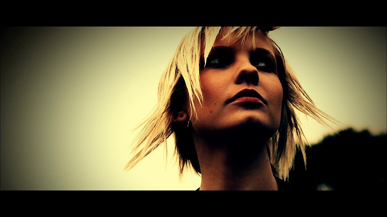 Andy Moor feat. Carrie Skipper - She Moves (Official Music