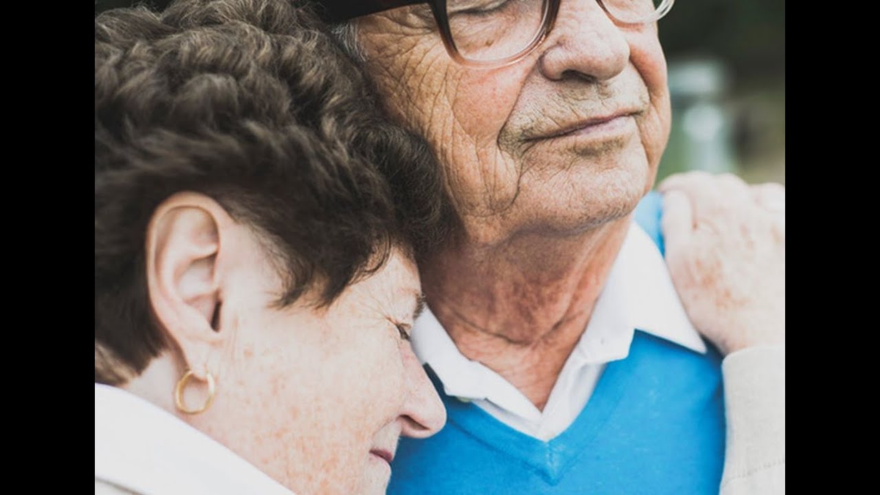 Болезнь одного из супругов. Совместное завещание супругов. Фото бабушки с рукой на плече.
