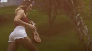 Kelly Cárdenas - Entre beso y beso  [Official Video]