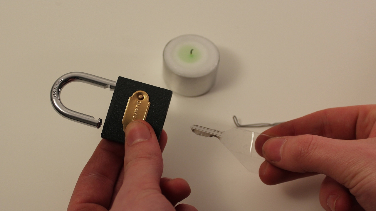 Wie man ein Vorhängeschloss mit einer Kerze und einem Plastikstreifen öffnet