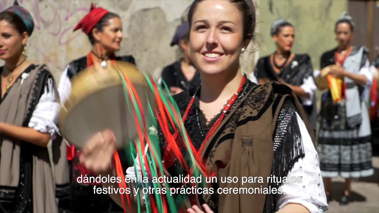 Trajes de aldeana y porruano