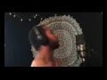 فتى اجنبي يغني اغنية     احترااااف مذهلل