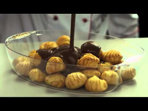 Video: Profiteroles Med Sauce Og Is