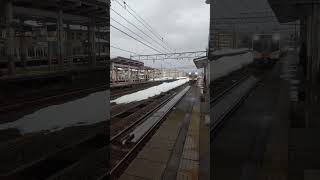 【宮内駅】信越本線（JR東日本E129系電車）直江津行の到着。雪国の元旦（新潟県長岡市）Shinetsu Main Line Miyauchi Station Niigata JAPAN TRAIN